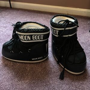 Black moon boots